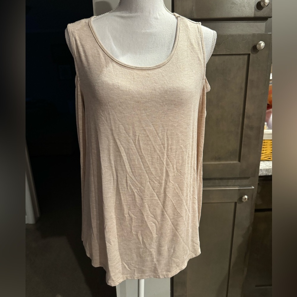 Elle cold shoulder top